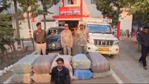 सब्जी की आड़ में पिक अप में कर रहे थे गांजा तस्करी……. 3 क्विंटल मादक पदार्थ के साथ एक आरोपी गिरफ्तार