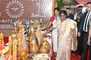 बस्तर पंडुम में लगी जनजातीय परंपराओं और संस्कृति पर आधारित भव्य प्रदर्शनी…… राष्ट्रपति द्रौपदी मुर्मु ने अवलोकन कर ली कलाओं एवं उत्पादों की विस्तृत जानकारी