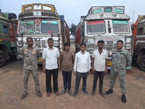 4 ट्रकों में भरा 80 टन अवैध कबाड़ जब्त……लोहे के एंगल, पाइप और टिन से भरे ट्रकों की जांच में चोरी की संपत्ति होने का संदेह