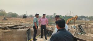 चक्रधर पुल के पास बनेगा नया डायवर्जन और बॉक्स कलवर्ट……कलेक्टर ने शहर के विकास कार्यों का किया औचक निरीक्षण